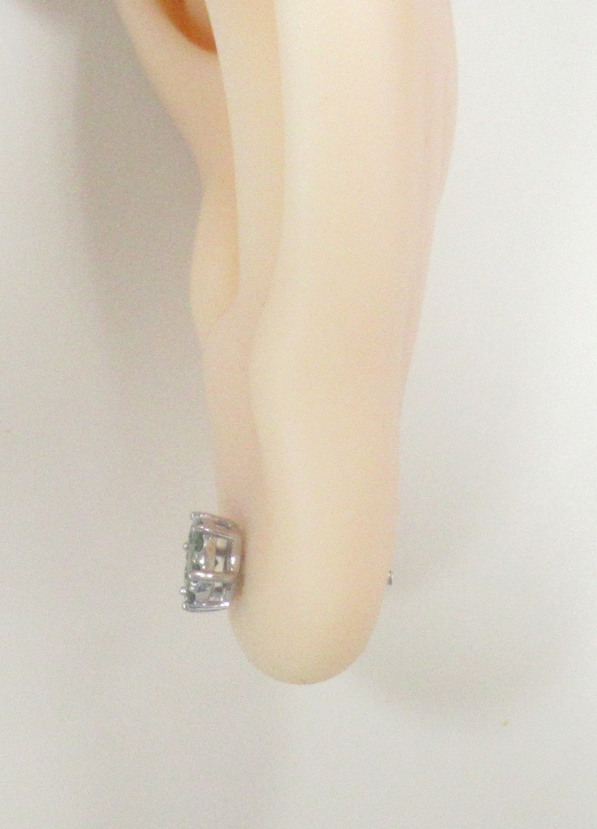 Серьги-пусеты из белого золота с зелеными бриллиантами